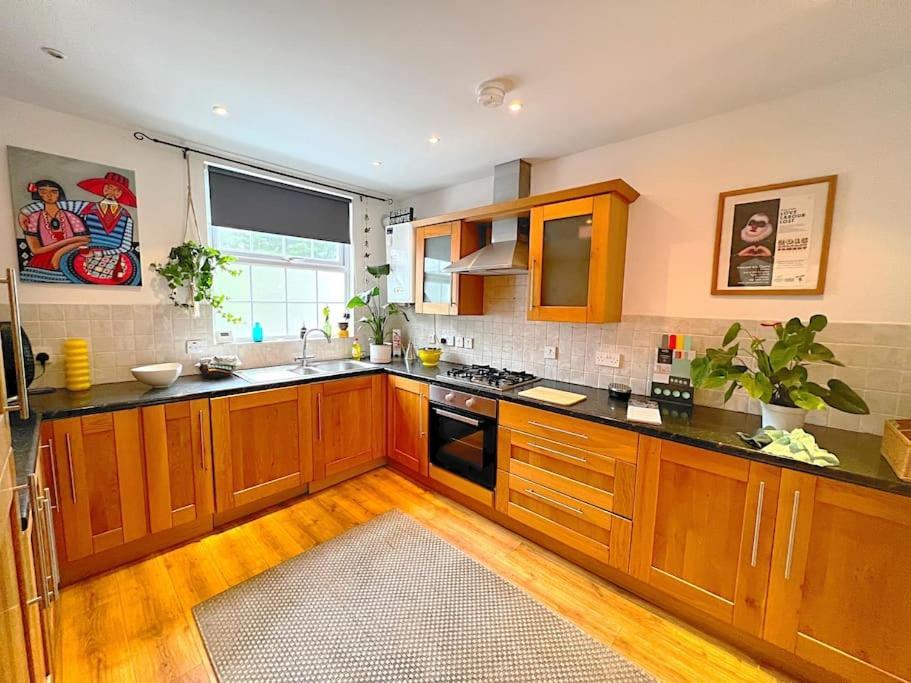 True Colours Apartment In Central Location Μπάνγκορ Εξωτερικό φωτογραφία