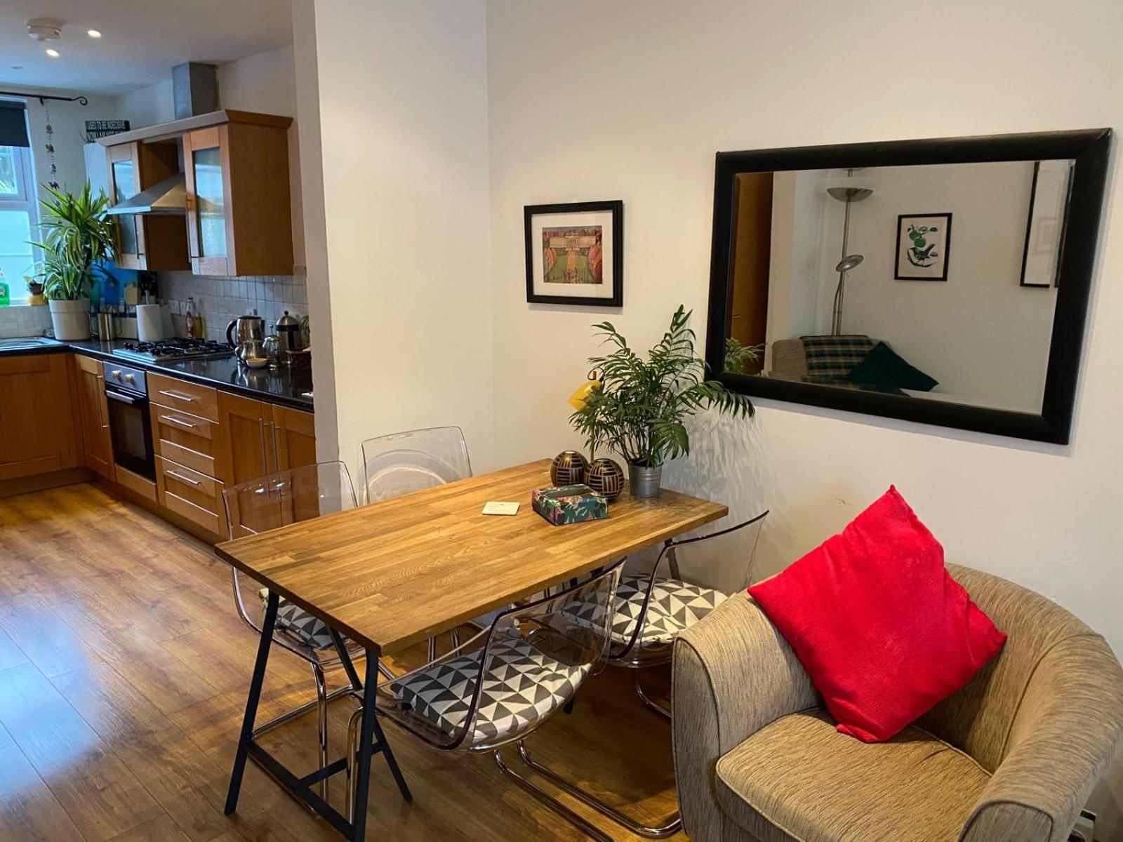 True Colours Apartment In Central Location Μπάνγκορ Εξωτερικό φωτογραφία